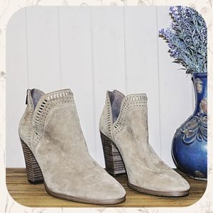 ⏰GONE 3/22!! Vince Camuto Suede Tan Booties size 10 *Like New*